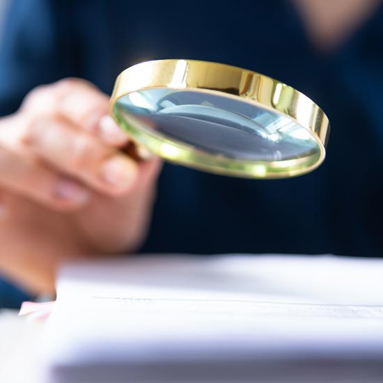 hand with a magnifying glass